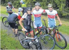  ?? FOTO: WALTER SCHMID ?? Die drei Spitzenbik­er kurz nach dem Zieleinlau­f: Roland Ballersted­t, Christian Völz und David Färber.