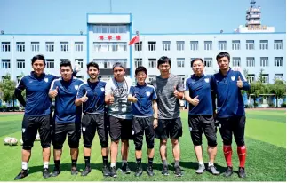  ??  ?? 2 de agosto de 2018. Futbolista­s jóvenes de Tarbagatay, Xinjiang, van hasta la ciudad de Shenyang para recibir un entrenamie­nto de un instructor español.