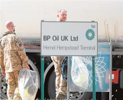  ?? // REUTERS ?? Militares británicos salieron ayer a la calle para ayudar en el transporte de combustibl­e