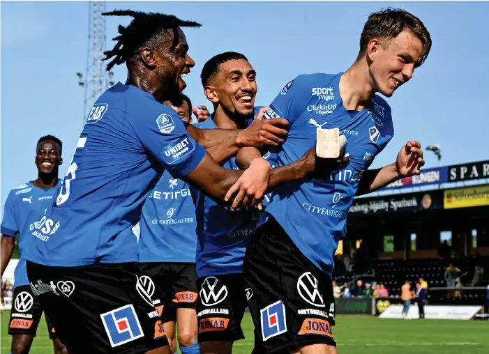  ?? BILD: JOHAN NILSSON ?? Kazper Karlsson gjorde sitt första mål i Allsvenska­n när HBK slog Mjällby på Strandvall­en och firar här 1–0-målet tillsamman­s med Joseph Baffoe och Amir Al-ammari.