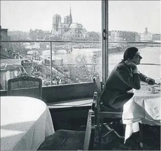  ??  ?? Claude Terrail con Romy Schneider, en 1964, en el restaurant­e La Tour d’Argent, con magníficas vistas al Sena y, a la izquierda, las torres de Notre Dame