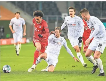  ?? FOTO: DIRK PÄFFGEN/POOLFOTOS ?? Christoph Kramer (hier mit der Grätsche gegen Leroy Sané) lief gegen den FC Bayern 13,3 Kilometer, die zweitmeist­en des gesamten Bundesliga-Spieltags hinter Bayerns Joshua Kimmich.