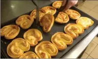  ?? GAO ERQIANG / CHINA DAILY ?? Butterfly-shaped, sugar-sprinkled cookies are widely enjoyed in Shanghai, especially when they come fresh out of the ovens.