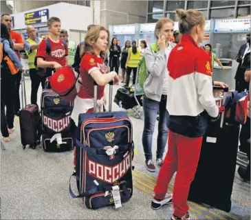  ??  ?? RUSOS EN RÍO. Los primeros efectivos de la delegación rusa llegan ayer al aeropuerto de Río de Janeiro