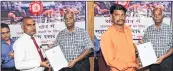  ??  ?? Western Railway general manager confers ‘Man of the month’ Safety Awards to 20 outstandin­g employees