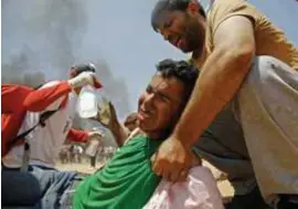  ?? FOTO AFP ?? De 2.700 gewonden aan de Palestijns­e kant van de grens werden met kogels en traangas bejaagd.