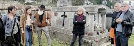  ?? - Crédits : MLM ?? A droite le Président B. Salomon guide la visite et explique le projet brigade verte cimetière