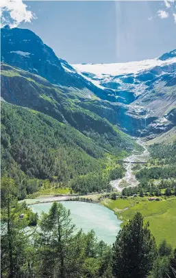  ??  ?? Dem Palügletsc­her kommt man mit dem Bernina-Express recht nahe.