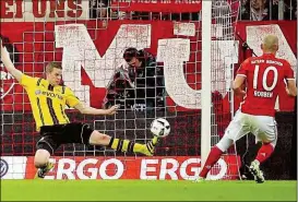  ??  ?? Sven Bender hielt bei 1: 2 Dortmund spektakulä­r im Spiel