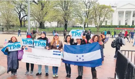  ??  ?? ACCIONES. La comunidad hondureña en EEUU realizó esta semana un plantón frente a la Casa Blanca y entregó cartas a los congresist­as.