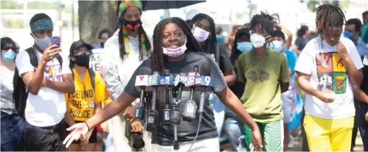  ?? ANTHONY VAZQUEZ/SUN-TIMES ?? Alycia Moaton speaks Sunday outside the police station at 51st and Wentworth about weekend protests that led to more than 20 arrests.