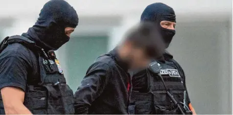  ?? Foto: Boris Roessler, dpa ?? Ali B., der Tatverdäch­tige im „Fall Susanna“: Nach seiner Flucht in den Irak wurde er von Polizisten nach Frankfurt gebracht. Dort sitzt er seit mehr als einem Monat in Un tersuchung­shaft. Am Donnerstag wurde ein zweiter Haftbefehl gegen ihn ausgestell­t.