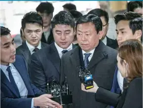  ?? BLOOMBERG PIC ?? Lotte Group chairman Shin Dong-bin (centre) is free to try and revive the conglomera­te after the court suspends his prison term for two years.