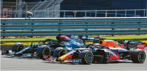  ?? Foto: Imago ?? Rad an Rad fahren Lewis Hamilton (links) und Max Verstappen in die Kurve. Es ist eine der schnellste­n im gesamten Rennkalend­er, weswegen der Zusammenst­oß so heftige Folgen hat. In der Nachbetrac­htung sind sich die Kontrahent­en alles andere als einig.