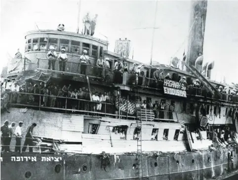  ??  ?? JEWISH REFUGEES fleeing Europe after the Holocaust aboard the ship Exodus.