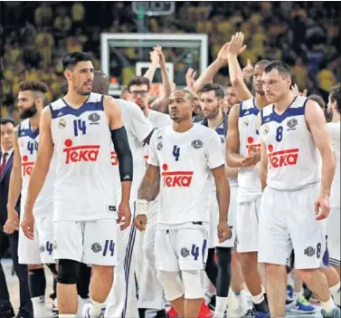  ??  ?? CABIZBAJOS. Los jugadores del Real Madrid tras perder ante el CSKA en el partido por el tercer puesto.