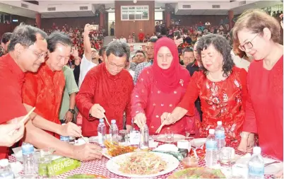  ??  ?? SHAFIE (tiga kiri) bersama Jimmy, Jaujan dan Timbalan Ketua Menteri merangkap Ahli Parlimen Tawau Datuk Christina Liew menggaul Yee Sang pada majlis itu.