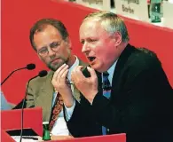  ??  ?? In Mannheim putschte Oskar Lafontaine (r.) am 16. November 1995 gegen SPD-Chef Rudolf Scharping (l.) – mit Erfolg.