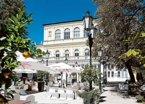  ?? Foto: Michal Šula, MAFRA ?? Nájemce historické budovy na Žofíně platí podle dřívějších zpráv Praze 1 ročně osm milionů korun. Teď je na Praze 1, jestli nájemní smlouvu firmě prodlouží o deset let a za jaké nájemné. Podle opozice by jiní zájemci mohli nabídnout více peněz.