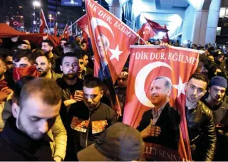  ??  ?? Entrisme. Rotterdam, 11 mars 2017. Un ministre d’Erdogan devait participer à un meeting politique dans la deuxième plus grande ville du pays. Face au refus des autorités, les Turcs néerlandai­s organisent d’impression­nantes manifestat­ions.