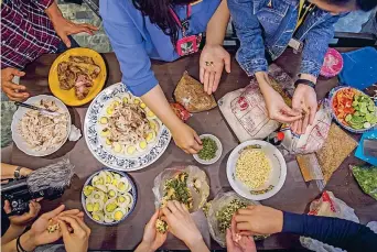  ??  ?? Un incontro a Taiwan della Fondazione One-forty, con la cucina si aiutano i lavoratori del Sud-est asiatico a socializza­re