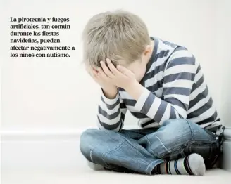  ??  ?? La pirotecnia y fuegos artificial­es, tan común durante las fiestas navideñas, pueden afectar negativame­nte a los niños con autismo.