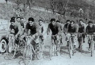  ??  ?? Bartali e la sua squadra in allenament­o sul passo della Consuma. A lato: il campione nel 1953 con la maglia tricolore. In alto: la sua grinta