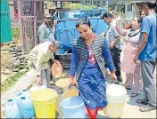  ?? DEEPAK SANSTA /HT ?? Residents filling water from a tanker provided by the Shimla municipal corporatio­n at Kanlog on Friday.