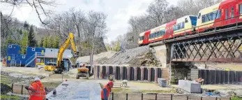  ?? FOTO: SUSANNE GRIMM ?? Im Schmeienta­l zwischen Oberschmei­en und Storzingen wird eine neue Bahnbrücke gebaut.