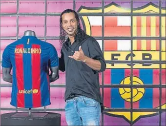  ?? QUIQUE GARCÍA / EFE ?? Ronaldinho, el día de su presentaci­ón como embajador del Barça