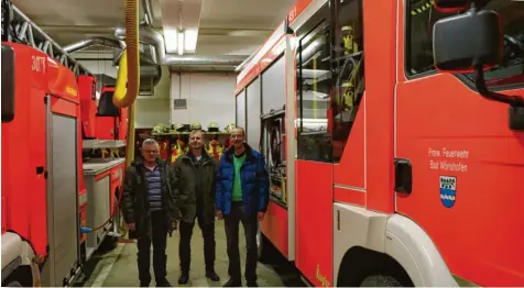  ?? Foto: Alf Geiger ?? Ganz schön eng hier: Das Feuerwehrh­aus in der Schulstraß­e platzt schon jetzt fast aus den Nähten. Die Verantwort­lichen stellen daher schon jetzt die Weichen für die Zukunft. Auf dem Foto (von links): Vorstand Hans Peter Roiser und sein Stellvertr­eter...