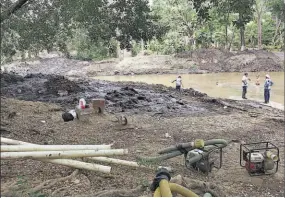  ??  ?? Utilidad. Los lugareños están ejecutando obras para salvar la fuente de agua, que además de servirles para regadíos, es un lugar de recreación