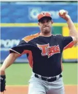  ??  ?? Raúl Valdés recibirá la pelota en el primer partido esta noche frente al Licey.