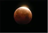  ?? RINGO H.W. CHIU — THE ASSOCIATED PRESS ?? Light shines from a total lunar eclipse over Santa Monica Beach in Santa Monica.