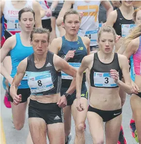  ?? NICK PROCAYLO/PNG ?? Karolina Jarzynska-Nadolska, left, of Poland was the first female runner to cross the finish line in 32 minutes 39 seconds. Here, she is shown with the other runners at the start line.