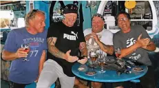 ?? FOTO: BERND JOLITZ ?? Bester Laune in der Blue Bar: die Exil-Fortunen (von links) Christian Günther, Roland Adomeit und Peter Kroll mit Bar-Chef Günther Schott.