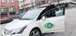  ?? FOTO: TONE LENSEBAKKE­N ?? TAXI: Ken Skifjeld kjører daglig kunder som skal til legen eller tannlegeni Skien sentrum.