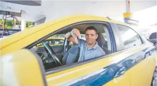  ?? LUCIANO BELFORD/AGENCIA O DIA ?? Por causa do preço alto da gasolina, o taxista Fábio de Oliveira diz que precisa abastecer com gás para rodar