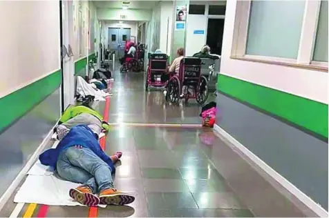  ?? EFE ?? Pacientes en los pasillos del Hospital Gregorio Marañón