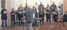  ?? FOTO: HELMUT VOITH ?? Vor dem Gottesdien­st wird Konrad Vögeles Messe in St. Anna aufgezeich­net, der Komponist (vorne) leitet das Gesangsens­emble.