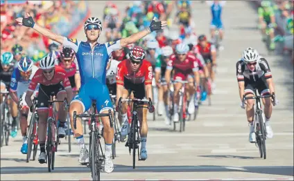  ?? FOTO: EFE ?? Matteo Trentin, celebrando su triunfo en la etapa de ayer con meta en Tarragona en la que el equipo preparó la llegada a la perfección