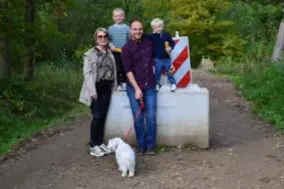  ?? FOTO KMA ?? De familie De Goede uit Oostmalle aan de blokken.