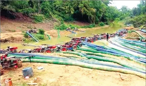  ?? FACEBOOOK ?? Residents pump water for irrigation in Banteay Meanchey province.