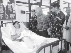 ?? ROEL PAREÑO ?? Army chief Lt. Gen. Eduardo Ano, Defense Secretary Voltaire Gazmin and AFP chief Gen. Hernando Iriberri visit one of the wounded soldiers at a military hospital in Zamboanga City yesterday.