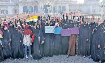  ?? RAVI SHANKAR VYAS
IANS ?? WOMEN in Jaipur, India, protest against the hijab ban. |