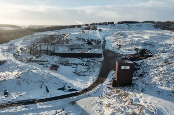  ?? ?? Nordic Waste i Ølst ved Randers gik konkurs den 22. januar 2024, da den ikke kunne betale de voldsomme regninger for oprydninge­n efter et ukontrolla­belt jordskred. Foto: Casper Dalhoff