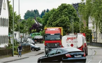  ?? Foto: Marcus Merk (Archivfoto) ?? Obwohl Gessertsha­usen täglich etwa 17.000 Fahrzeuge durchquert­en, sah das Berliner Ministeriu­m keinen vordringli­chen Bedarf für eine Umfahrung.