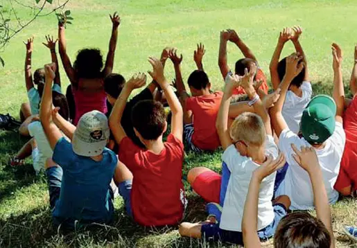  ??  ?? Insieme Un gruppo di bambini a un centro estivo