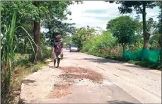  ?? PRA/RADAR BEKASI ?? PERBAIKI JALAN: Ancin, 40, saat memperbaik­i jalan di wilayah Kecamatan Cabang Bungin, kemarin.