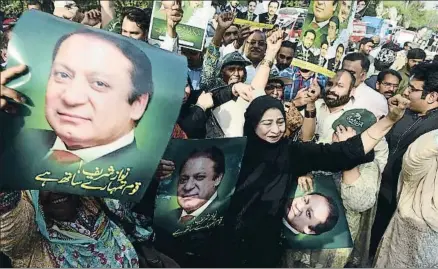  ?? ARIF ALI / AFP ?? Seguidores de la Liga Musulmana celebran el veredicto con carteles con la imagen del primer ministro